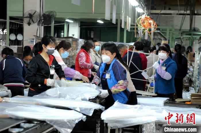 台企“泰峰金属工业”流水线上的十余位工人熟练打包,赶制订单。 张金川 摄 闽台精密机械产业园见闻:复工早 赶订单