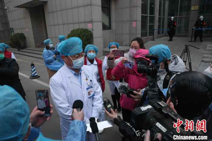 医疗专家向媒体介绍情况 郑大一附院供图 摄 河南:5名患者集体出院 全省累计治愈25例