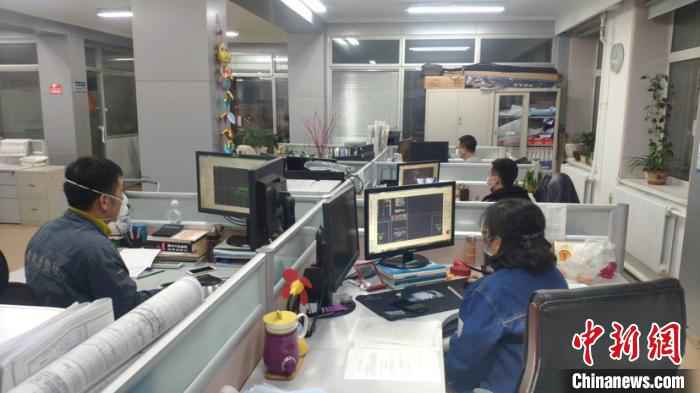 图为供电公司设计员设计供电工程施工图纸。(史轶夫摄) 史轶夫 摄 百人昼夜奋战 为龙江“小汤山”提供电力保障