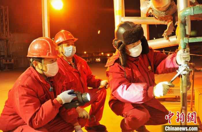 工人们在生产前进行设备检修。 王根银 摄 日产尿素2500吨 驻疆央企为新疆南部农民“备农资”