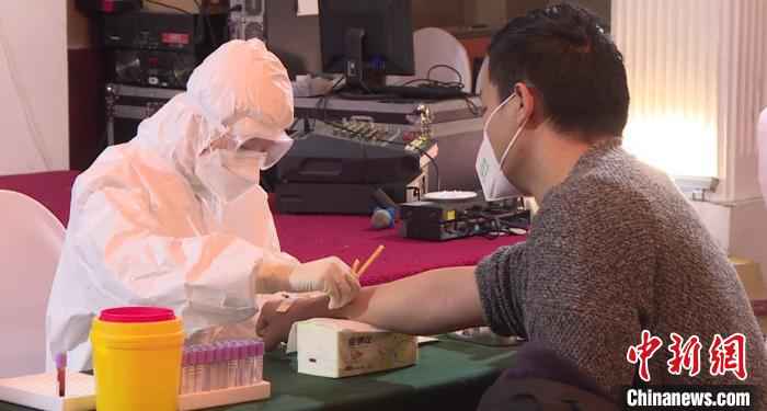 工作人员接受防疫检查。黑河电视台提供 中国北疆寒地试车业复工 国内外车企抢抓“雪尾巴”