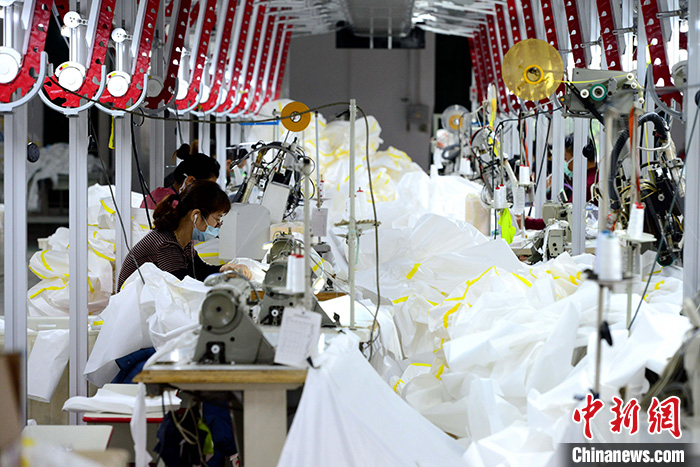 3月2日拍摄的福州一复工复产企业内景。据福建省卫生健康委员会通报,截至3月1日24时,福建省累计报告确诊病例296例,其中危重型1例、重型1例、死亡病例1例;累计治愈出院病例247例。目前,福建多地多措并举招用工。 中新社记者 王东明 摄 福建累计治愈出院病例247例 多措并举纾解“招工难”