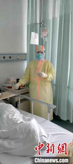 孙丹丹在给患者打针。孙丹丹供图 吉林护士“话聊”显成效:让病房中充满生的希望