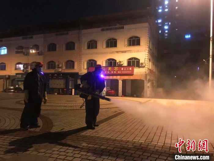 工作人员利用喷雾器等常用器械进行消毒 宜昌市城管委 供图 摄 湖北宜昌城区开展全域喷洒消毒 减少病毒蔓延