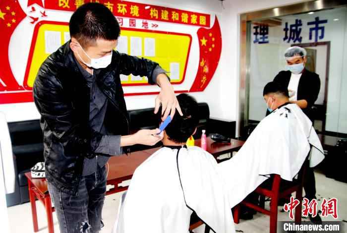 爱心理发师为一线抗“疫”人员义剪 宋俊初 摄 湖北孝昌:爱心理发师为一线抗“疫”人员义剪