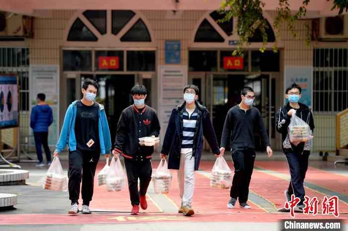 南宁市第三中学未开放堂食,学生手提饭盒回教室用餐。 俞靖 摄 广西初三高三年级学生开学 抗疫专家给桂林学生上开学第一课