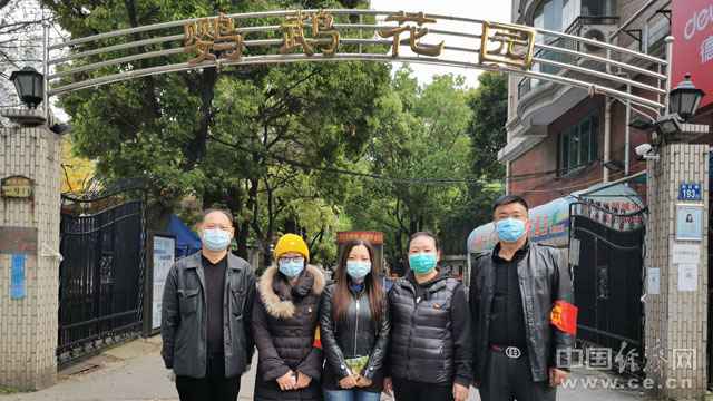 受访者在鹦鹉花园小区门前合影。从左至右依次为蔡斌、金晶、张媛媛、郭凤、李俊。(经济日报-中国经济网记者 邓浩/摄) 社区战“疫”心声:武汉人真的都是英雄!对未来充满希望!